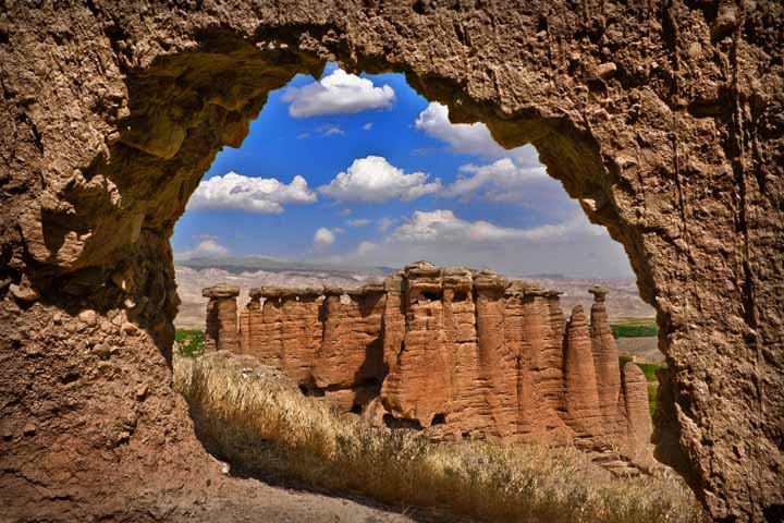 قلعه‌ی بهستان یکی از قلعه‌های طبیعی به‌جا مانده از دوران ساسانیان