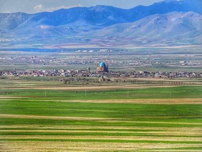 نمایی از چمن و گنبد سلطانیه