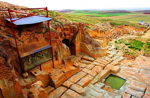  اژدهای بودایی در دل کوه‌های ایران 
